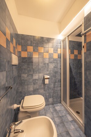 Douche, sèche-cheveux, serviettes fournies