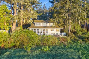 Exterior - WOW Views, Oversized Deck, Luxurious (KBay) (Long Beach)