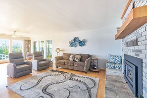 Smart TV, fireplace, table football - WOW Views, Oversized Deck, Luxurious (KBay) (Long Beach)