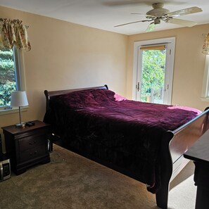 1 bedroom, WiFi, bed sheets - Piscataqua River Waterfront Studio, swimming pool and dock for kayaks and SUPS (Dover)