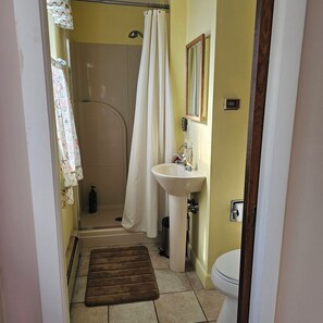 Dusj, hårføner, håndklær og såpe