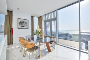 Dining room - Luxe 3BR with maids room in Bluewaters (Dubai)