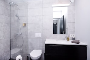 Douche, sèche-cheveux, serviettes fournies