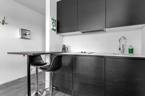 Fridge, microwave, oven, stovetop - Svala Downtown Studio (Reykjavík)