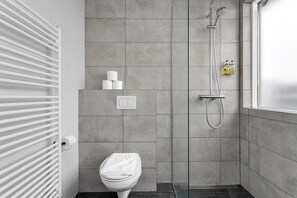 Shower, hair dryer, towels - Svala Downtown Studio (Reykjavík)
