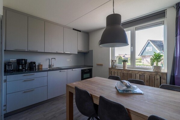 ثلاجة، ميكروويف، غسالة أطباق، ماكينة لصنع القهوة/الشاي