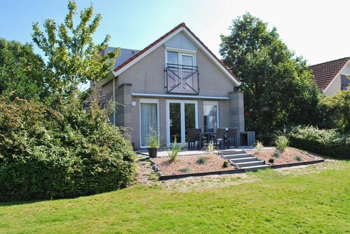 Detached Solo bungalow for 6 persons with large yard, open water, and fully equipped kitchen at Beach Resort Makkum.