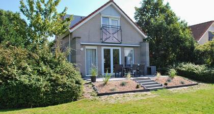 Detached Solo bungalow for 6 persons with large yard, open water, and fully equipped kitchen at Beach Resort Makkum.