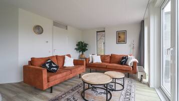 Una Smart TV, un reproductor de DVD, un reproductor estéreo