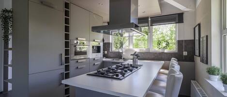 Réfrigérateur, micro-ondes, lave-vaisselle, cafetière/bouilloire