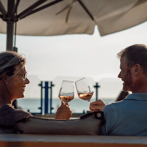 Outdoor dining - Detached 6-person Star bungalow with a spacious yard, private patio, and fully equipped kitchen at Beach Resort Makkum on the IJsselmeer. (Makkum)