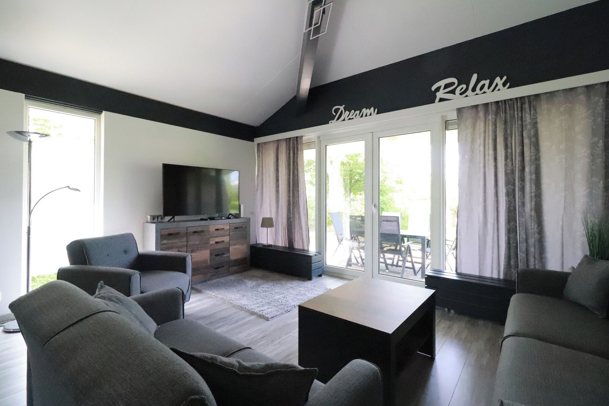 Een smart-tv en een dvd-speler