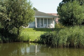 Exterior - Detached 6-person Star bungalow with a spacious yard, private patio, and fully equipped kitchen at Beach Resort Makkum on the IJsselmeer. (Makkum)