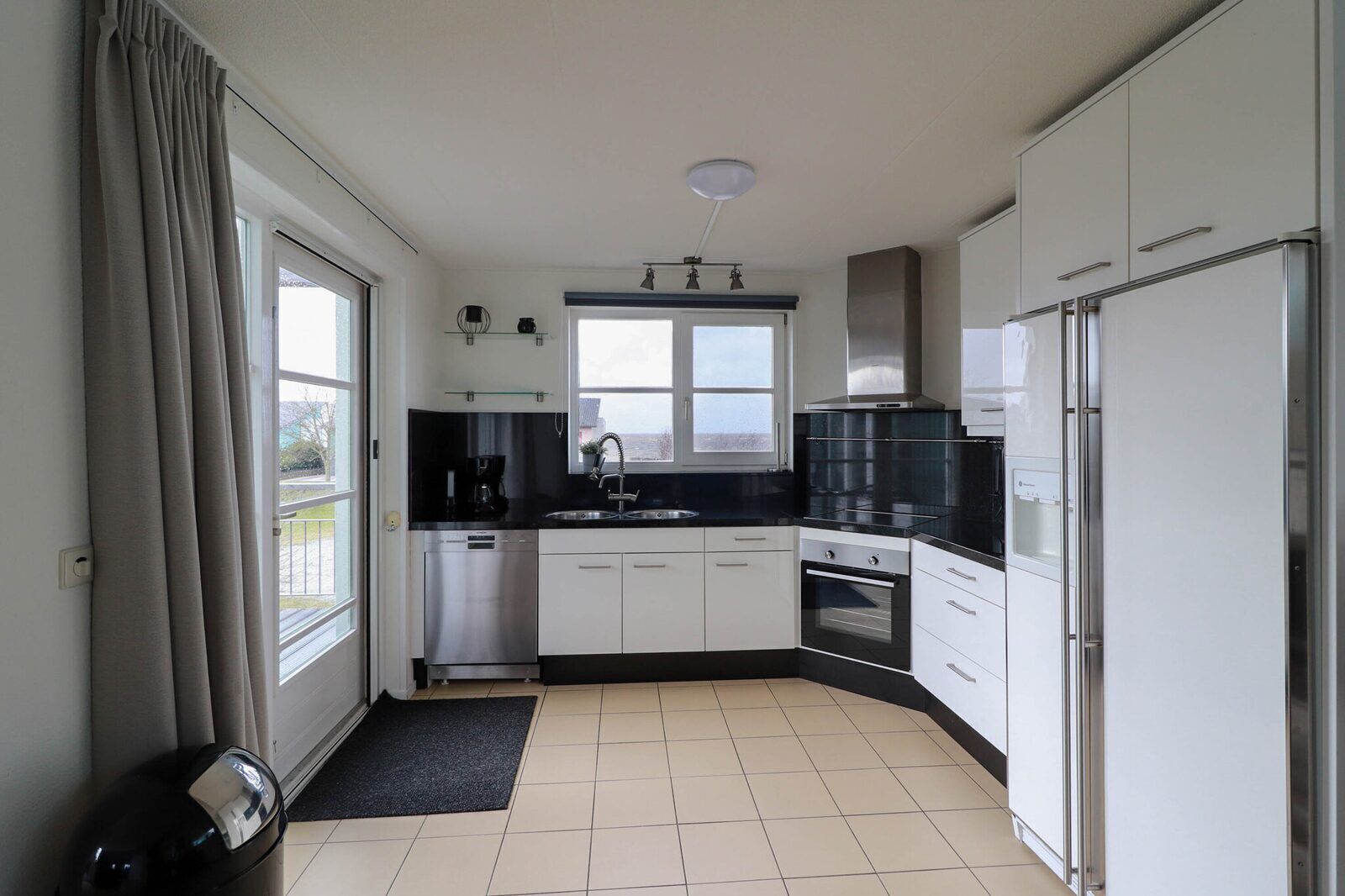 Een koelkast, een magnetron, een oven, een vaatwasser