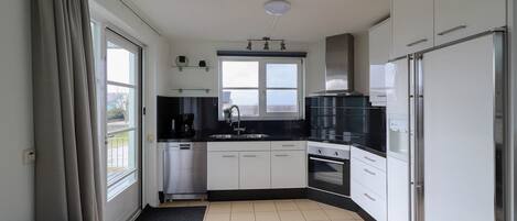 Kjøleskap, mikrobølgeovn, ovn og oppvaskmaskin