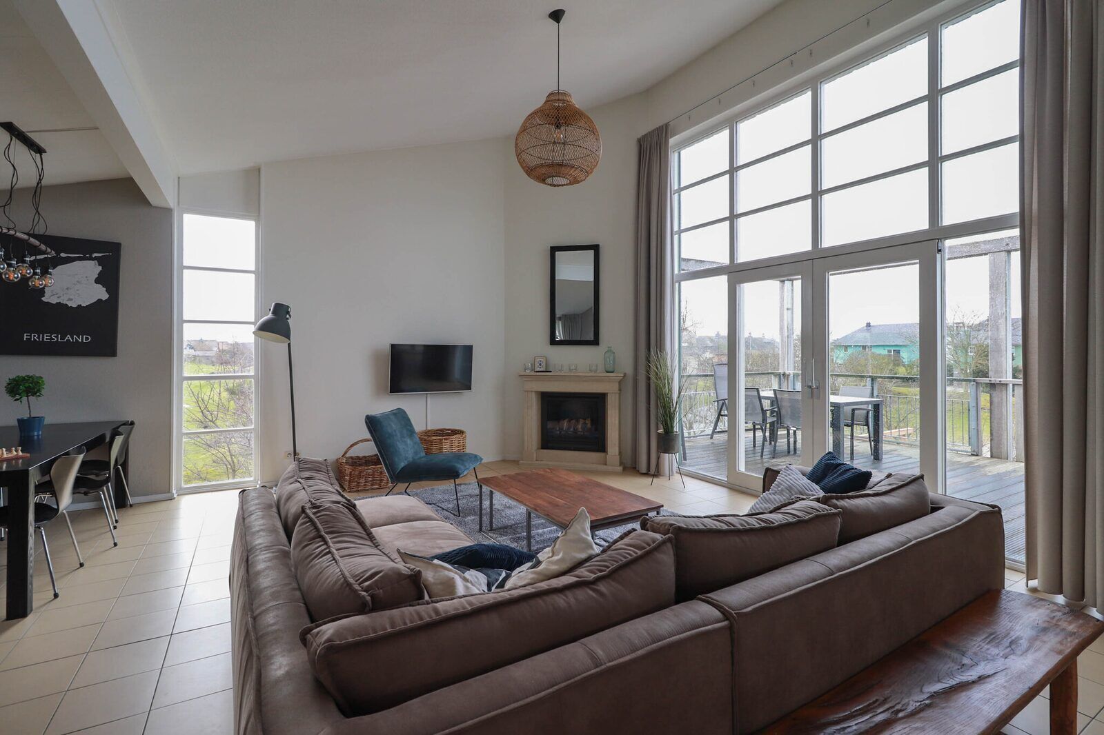 Een smart-tv, een open haard en een dvd-speler