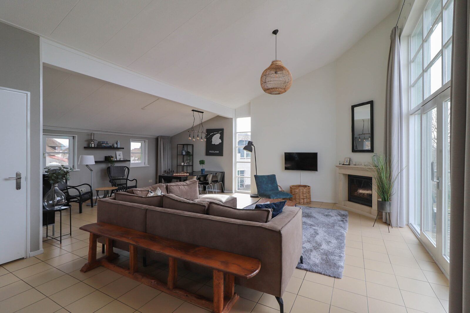 Een smart-tv, een open haard en een dvd-speler