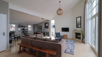 Smart TV, fireplace, DVD player