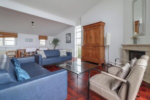 Smart TV, fireplace, DVD player