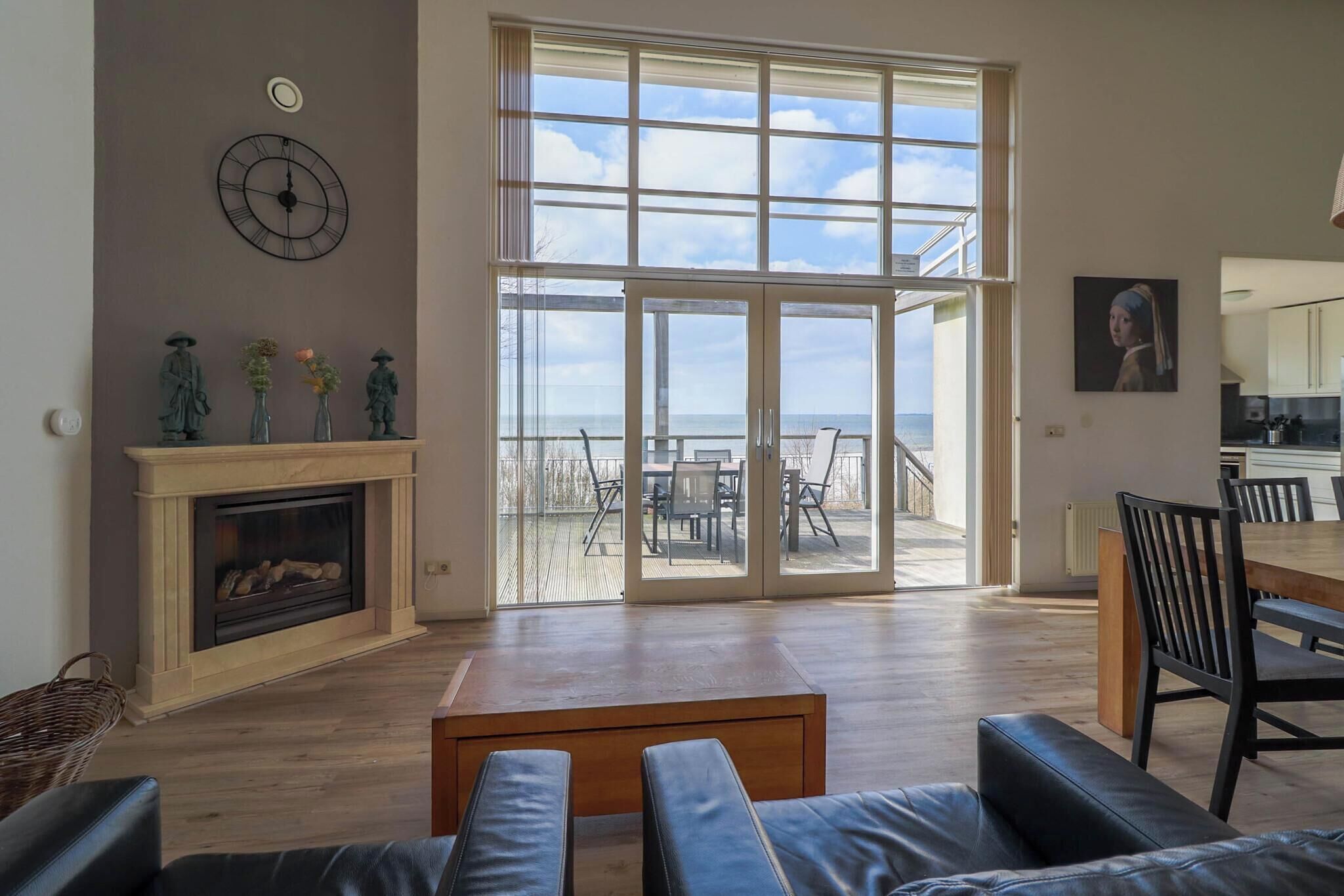 Een smart-tv, een open haard en een dvd-speler