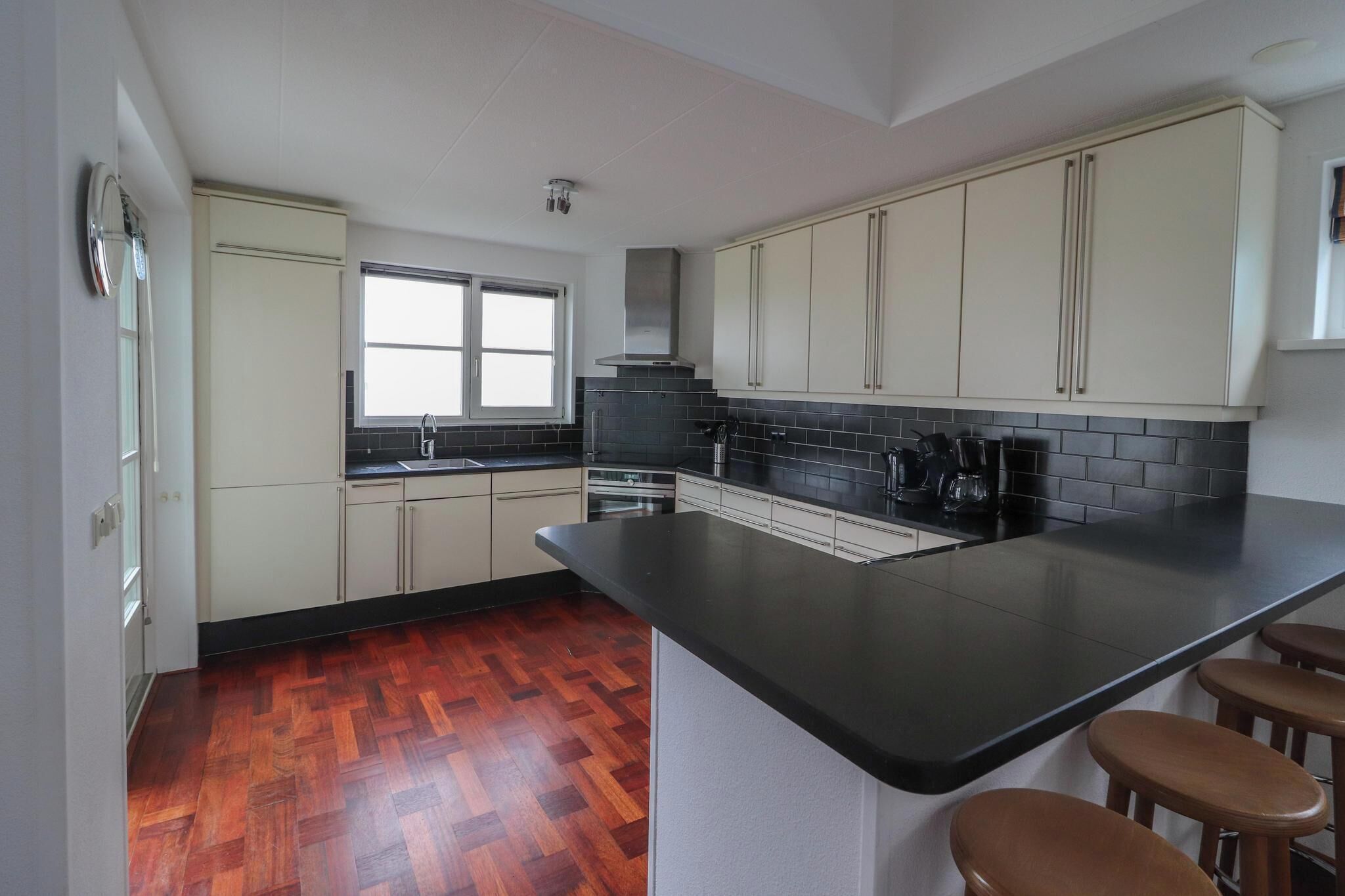 Køleskab, mikrobølgeovn, opvaskemaskine, kaffe-/temaskine