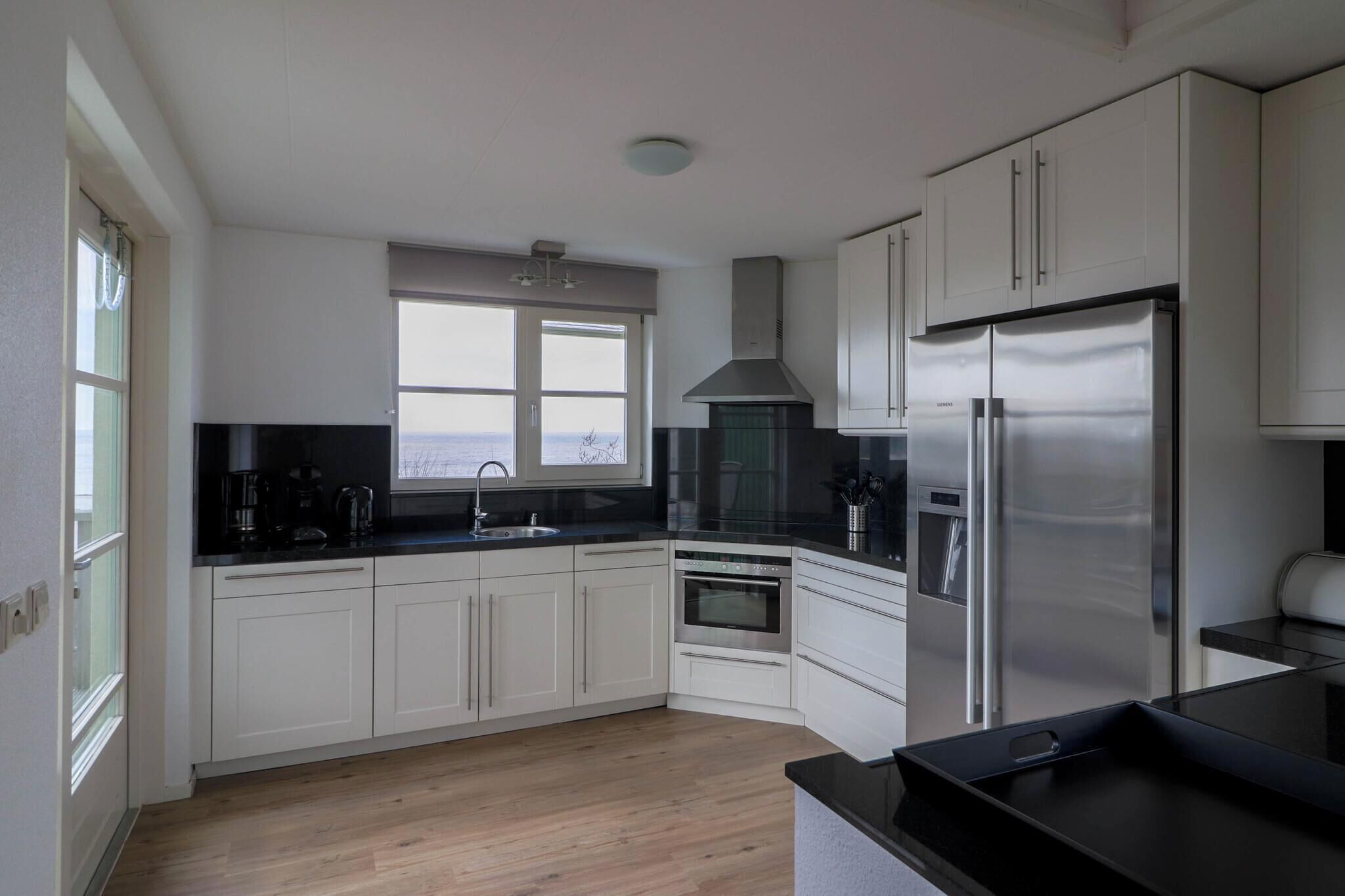 Een koelkast, een magnetron, een vaatwasser