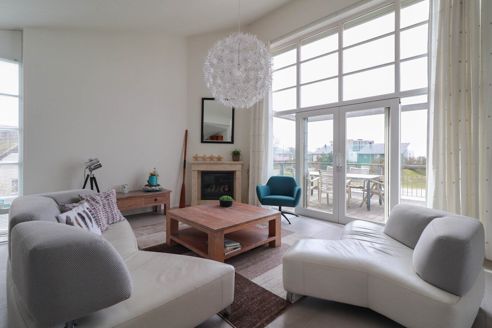 Een smart-tv en een open haard