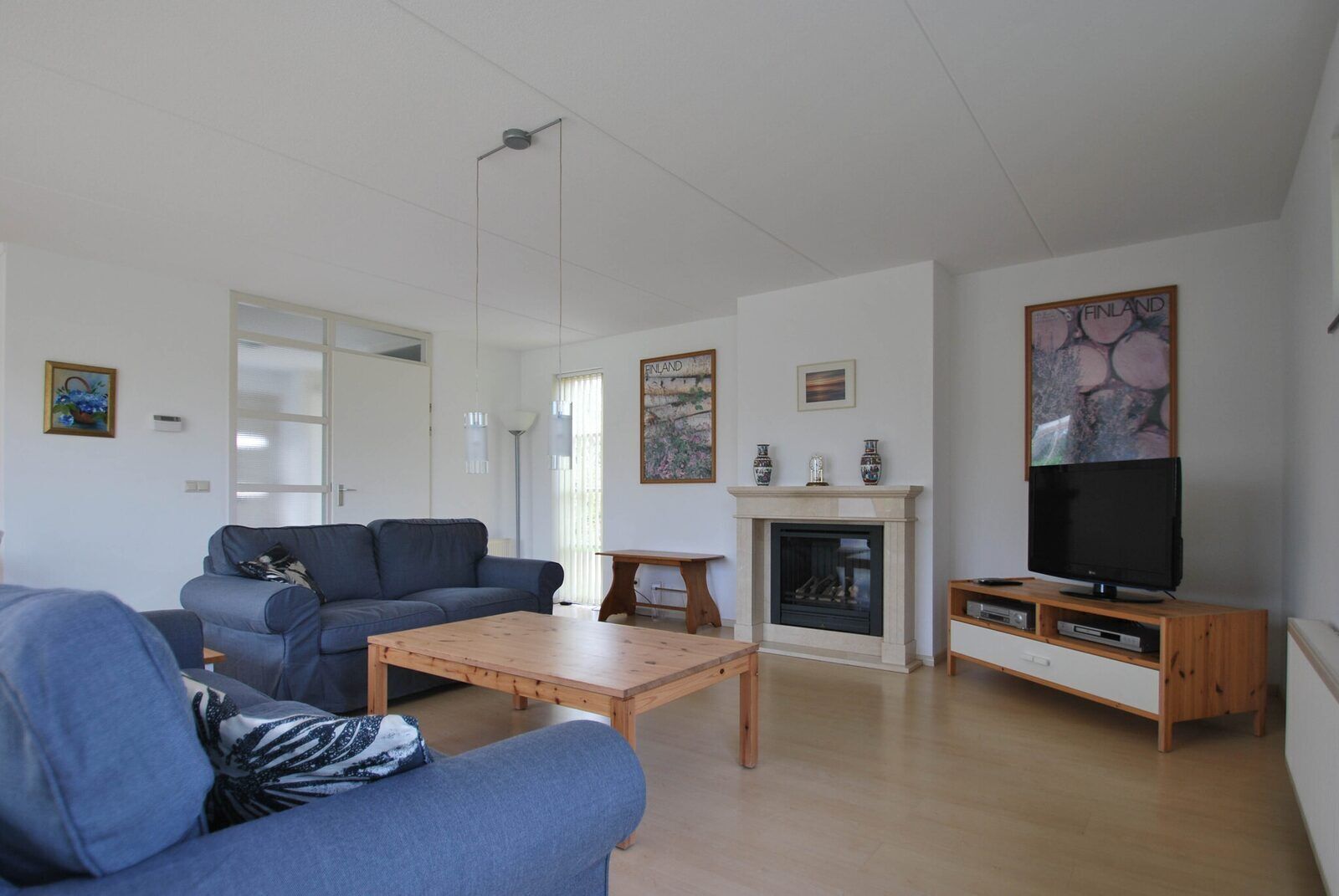 Een smart-tv, een dvd-speler en een stereo