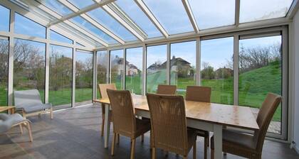 Detached Duinvilla with a conservatory, a whirlpool, and two patios near the beach at the luxurious Beach Resort Makkum.