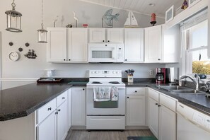 ميكروويف، غسالة أطباق، ماكينة لصنع القهوة/الشاي، مائدة طعام