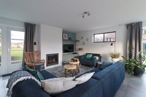 Smart TV, fireplace, DVD player