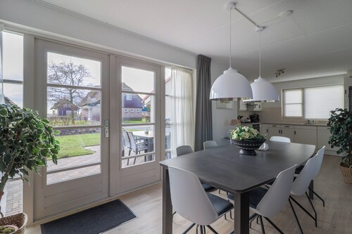 Spacious Deluxe Dune Villa for 8 persons with a private sauna and whirlpool, located at luxurious Beach Resort Makkum by the IJsselmeer.