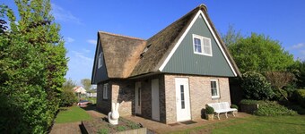 Luxurious Beachvilla+ with a sauna, a bathtub, and a dock at Beach Resort Makkum by the IJsselmeer.