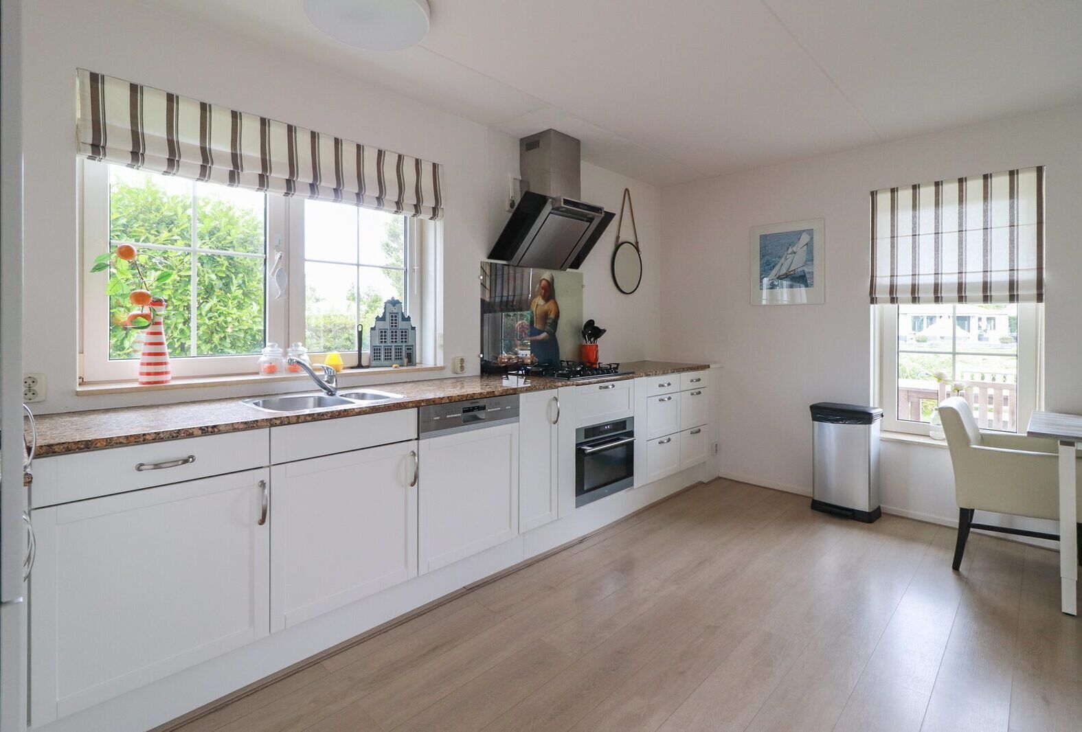 Een koelkast, een magnetron, een vaatwasser