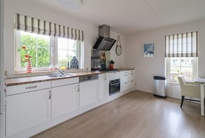 Réfrigérateur, micro-ondes, lave-vaisselle, cafetière/bouilloire