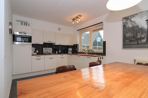 Réfrigérateur, micro-ondes, lave-vaisselle, cafetière/bouilloire