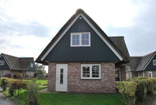 Detached Beachvilla for 8 people with a yard, 4 bedrooms, and the option of a location on open water at Beach Resort Makkum.