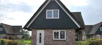 Detached Beachvilla for 8 people with a yard, 4 bedrooms, and the option of a location on open water at Beach Resort Makkum.