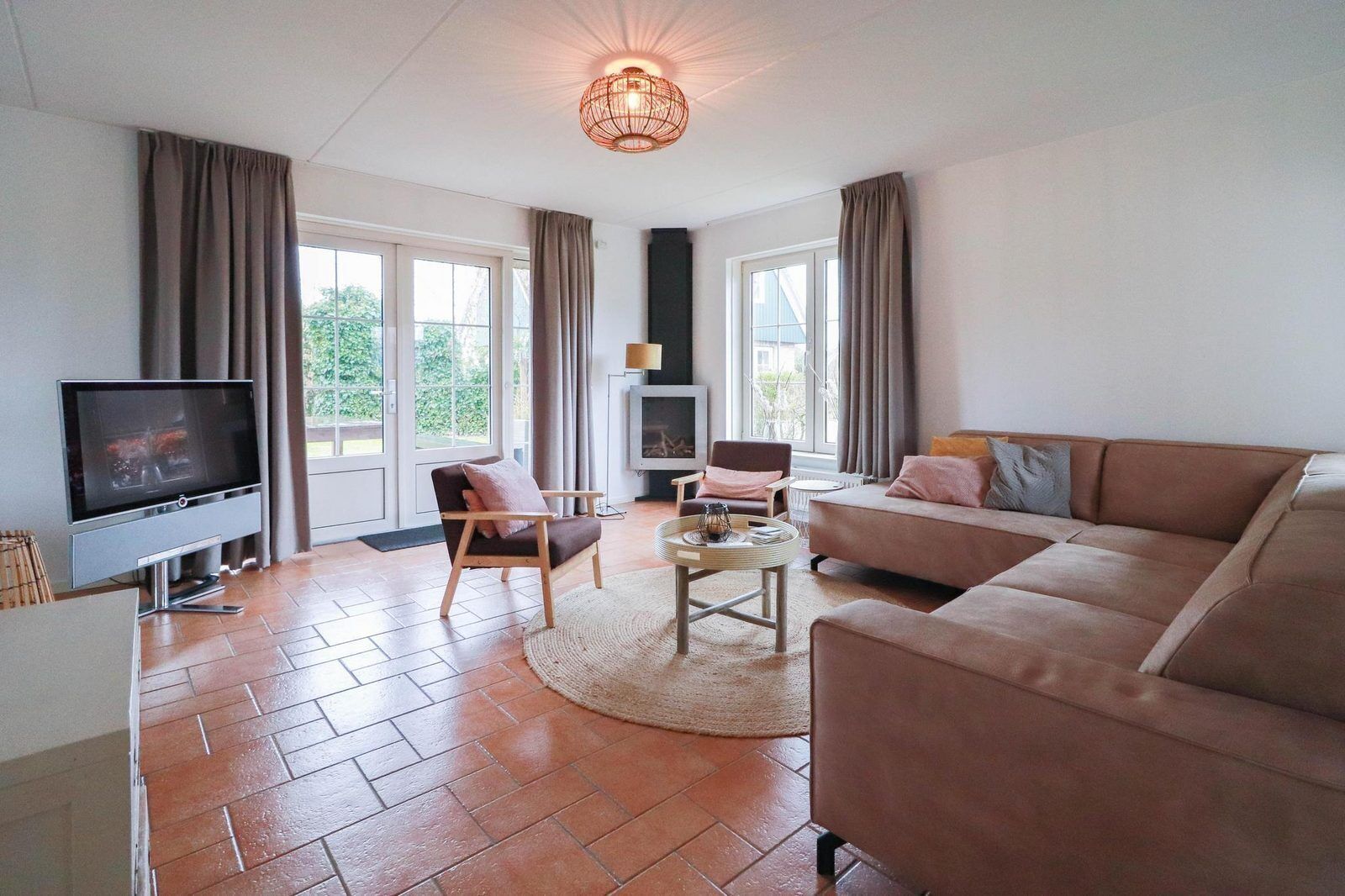 Een smart-tv, een dvd-speler en een stereo