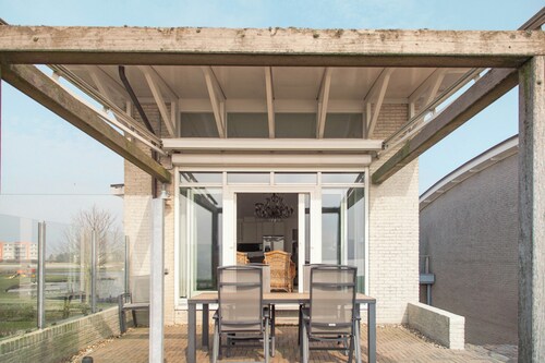 Detached Dijkvilla with a panoramic view of the IJsselmeer, private wellness facilities, and a large patio at the luxurious Beach Resort Makkum.