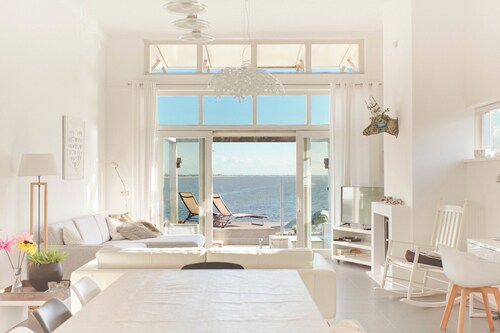 Detached Dijkvilla with a large patio, a panoramic view of the IJsselmeer, and three bedrooms at the luxurious Beach Resort Makkum.