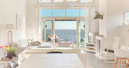 Detached Dijkvilla with a large patio, a panoramic view of the IJsselmeer, and three bedrooms at the luxurious Beach Resort Makkum.