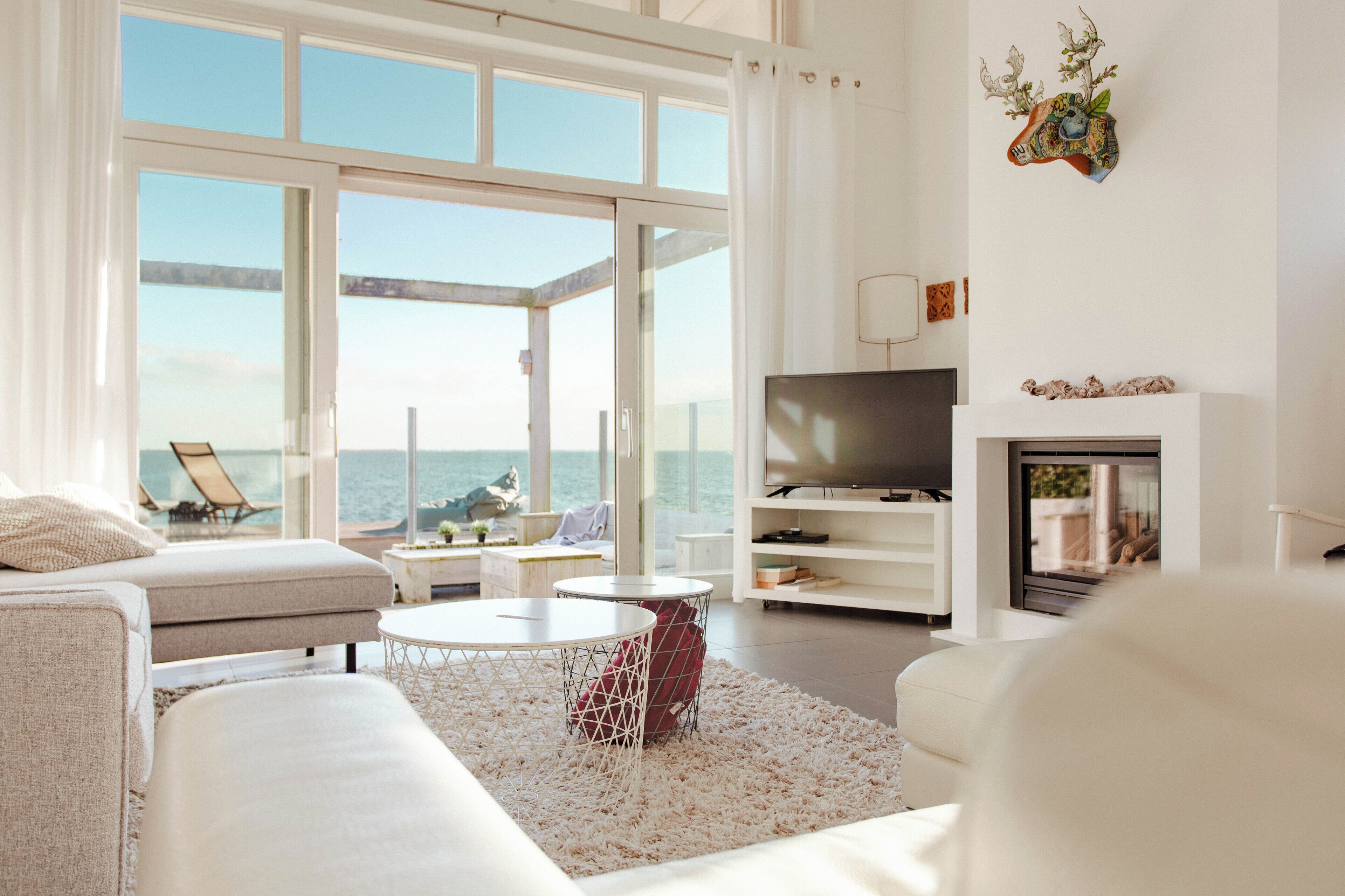 Een smart-tv en een open haard