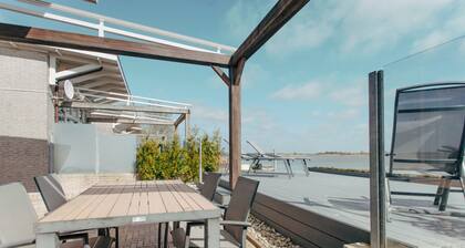 Luxuriöse Dijkvilla Deluxe im exklusiven Beach Resort Makkum mit Panoramablick auf das Ijsselmeer, privater Sauna und zwei Terrassen.