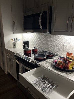 Kühlschrank, Mikrowelle, Ofen, Herdplatte
