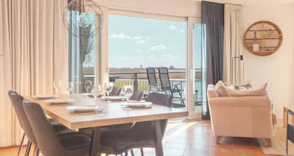 Freistehende Fisherman’s Villa für 6 Personen mit Stelzen-Terrasse über dem Wasser, Badewanne und eigenem Steg im Beach Resort Makkum in Friesland.