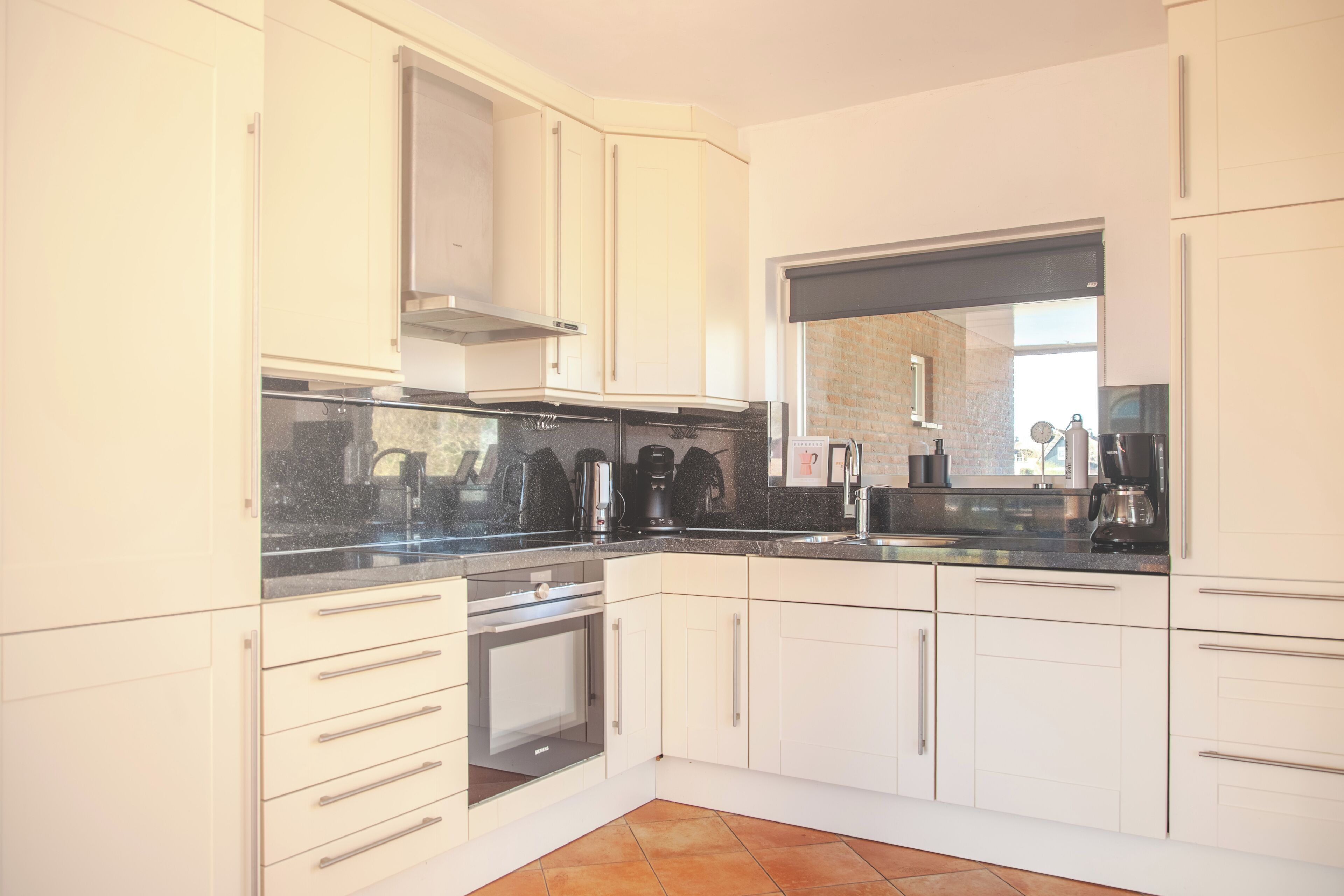 Een koelkast, een vaatwasser, een koffiezetapparaat/waterkoker