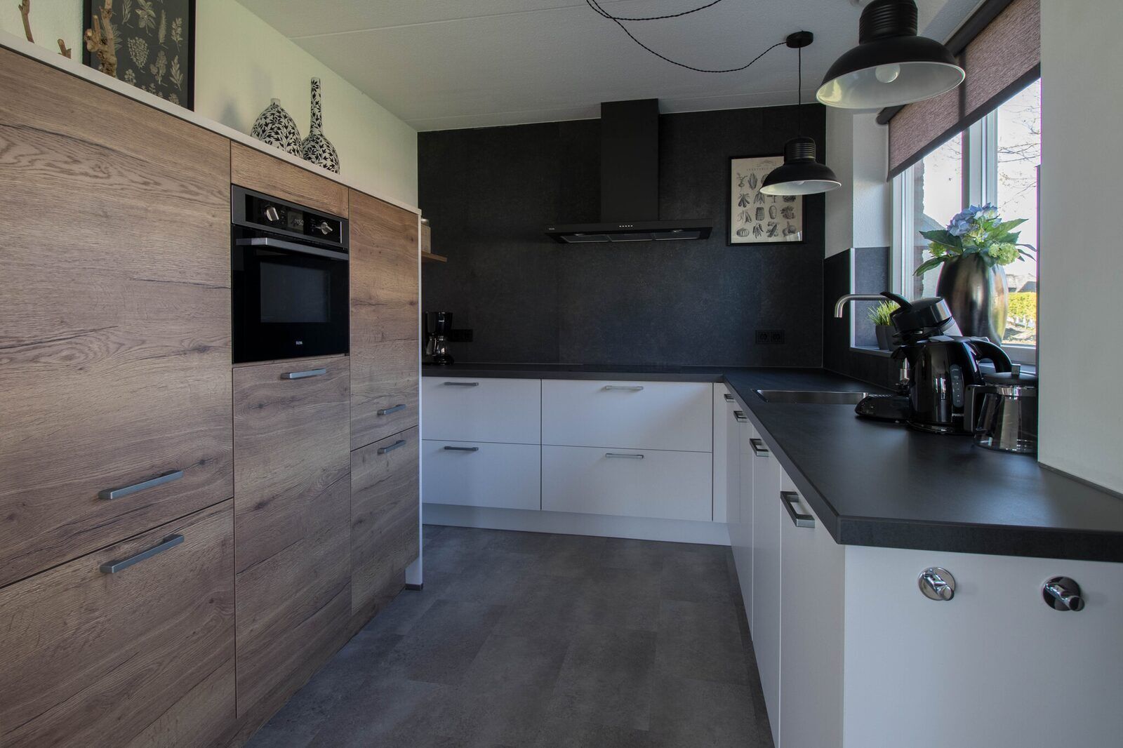 Fridge, dishwasher, coffee/tea maker