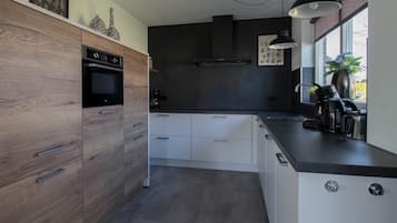 Fridge, dishwasher, coffee/tea maker