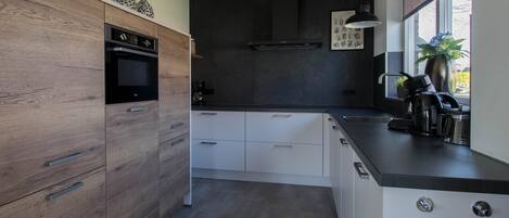 Kühlschrank, Geschirrspüler, Wasserkocher mit Kaffee-/Teezubehör